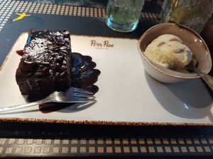 Schokoladenkuchen mit veganem Vanilleeis at Peter Pane in Leipzig