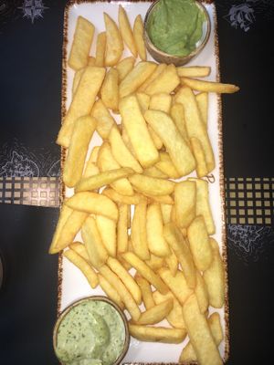 a pfund french fries with guacamole and basil mayo at Peter Pane in Leipzig