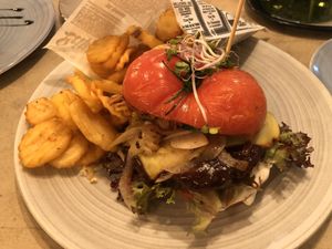 BBQ Burger in der Tomate at Vrohstoff in Wurzburg