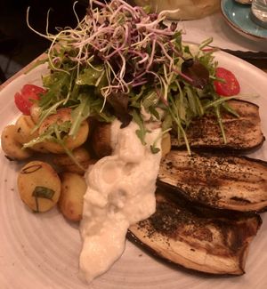 Aubergine/Thymiankartoffeln/leckerste Apfel-Zwiebel-Essiggurke-Dressing #Veganuary at Vrohstoff in Wurzburg