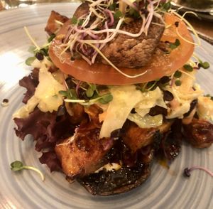 Jack Attack Burger auf Portobellopilzen #Veganuary at Vrohstoff in Wurzburg