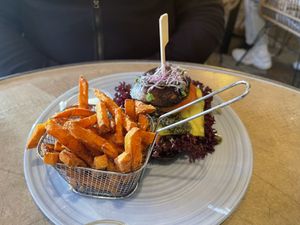 Burger mit Süßkartoffelpommes und Portobellopilz statt Brötchen   at Vrohstoff in Wurzburg