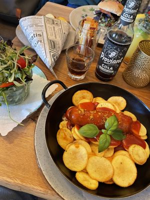 Beyond Currywurst mit Chips und Salat  at Vrohstoff in Wurzburg