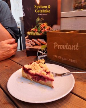 Currant crumble cake at Vrohstoff in Wurzburg