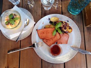 Vleischkäse with fried potatoes and gravy, plus coleslaw at Vrohstoff in Wurzburg
