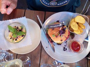 New Haven 1895 burger with coleslaw at Vrohstoff in Wurzburg