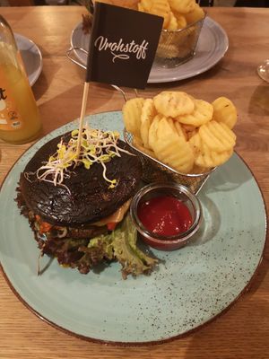 Burger Besto Pesto mit Pilze statt Brötchen :) at Vrohstoff in Wurzburg