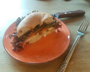 Caprese-Bagel at Vrohstoff in Wurzburg