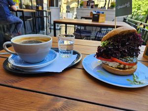 Coffee & Caprese-Bagel at Vrohstoff in Wurzburg