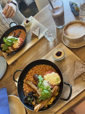 English Breakfast, Hafer-Cappuchino und Kakao  at Vrohstoff in Wurzburg
