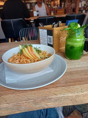 Glasnudelsalat & Basilikumlimo at Vrohstoff in Wurzburg