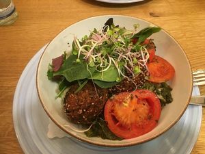 Quinoasesambällchen mit Gemüse und Safranreis at Vrohstoff in Wurzburg