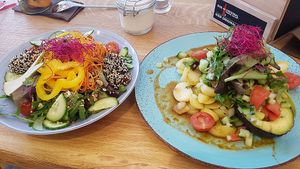 Links: Wildkräutersalat mit Quinoa-Sesam Bällchen
Rechts: Avocado auf Bratkartoffeln
Beides super lecker at Vrohstoff in Wurzburg