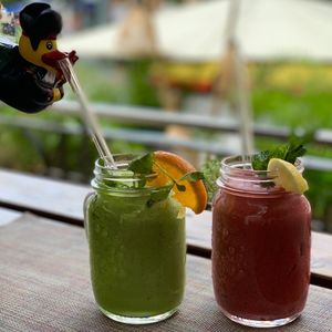 Green Karma and Purple Unicorn detox juices at Vrohstoff in Wurzburg