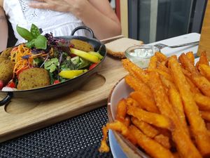 Bowl und sweet fries at Vrohstoff in Wurzburg