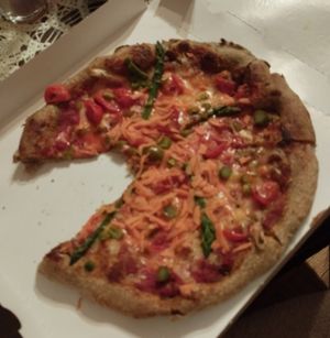 Primavera (hemph dough, asparagus, cheery tomatoes, carrots, vegan cheese) at Bullizza in Ljubljana