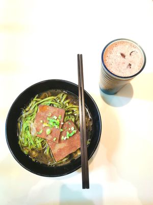 Spicy vegan beef with spinach noodles at Loving Hut - Amoy Plaza in Kowloon
