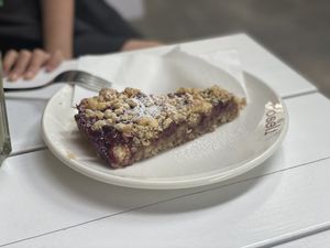 Der Kirsch Crumble  at Roseli Cafe Bar in Frankfurt