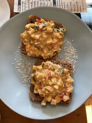 Essen ist ganz ok  at Óbio in Porto