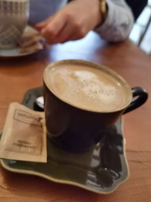 Café americano com bebida de amêndoa at Óbio in Porto