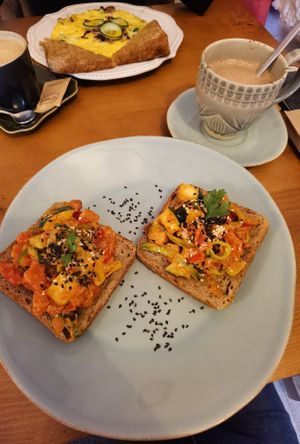 Tostas com vegetais at Óbio in Porto