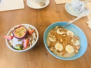 Taça de fruta e Papas de aveia at Óbio in Porto