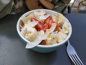 Bowl de fruta at Óbio in Porto