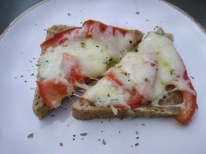 Tostada de queso y tomate (no vegan) at Óbio in Porto