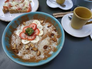 Vegan porridge at Óbio in Porto