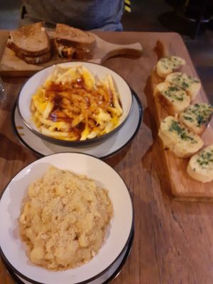 Vegan Mac n Cheese, Putin, Garlic Bread and Seitan Rueben at The Wave Maiden in Portsmouth