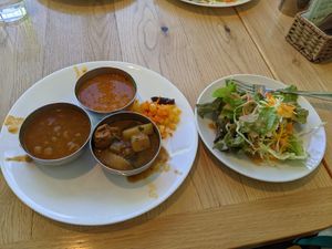 Three vegan Curries and salad at Nataraj - Harajuku Omotesando in Tokyo
