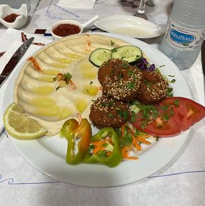 Falafel sirio con hummus  at La Puerta de Syria in Granada