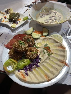 Falafel sirio con hummus  at La Puerta de Syria in Granada
