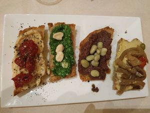 4 crostini veganos (3,50€ cada uno, 13€ los 4) at Sullaluna in Venice