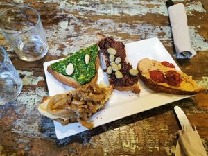 Vegan crostini, excellent at Sullaluna in Venice