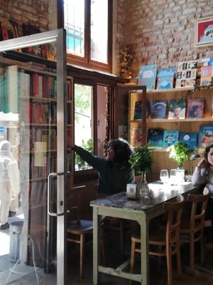 The inviting indoor space at Sullaluna in Venice