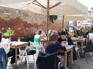 Enjoying the vibe outside at Sullaluna in Venice