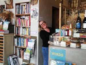 Choosing books after lunch at Sullaluna in Venice