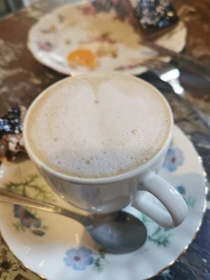Hazelnut vegan cappuccino at Sullaluna in Venice