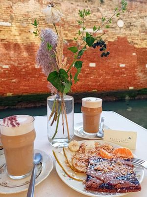 Chai latte met vegan bosvruchten taart at Sullaluna in Venice