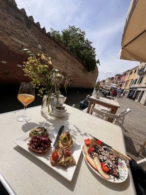 I had the 4vegan crostini and vegan torte🌻 with many bellinis. Beautiful quite area to avoid the crowd  at Sullaluna in Venice