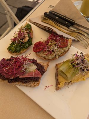All four vegan crustinis at Sullaluna in Venice