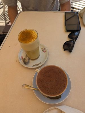 Tumeric and hot chocolate at Sullaluna in Venice