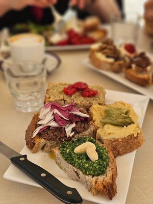 Vegan crostini at Sullaluna in Venice