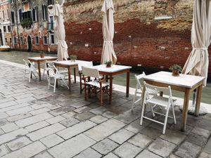 Outdoor seating at Sullaluna in Venice