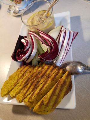 Hummus at Sullaluna in Venice