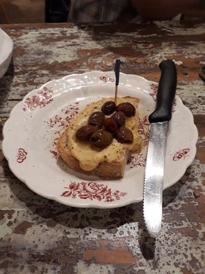 Houmous and olives toast at Sullaluna in Venice