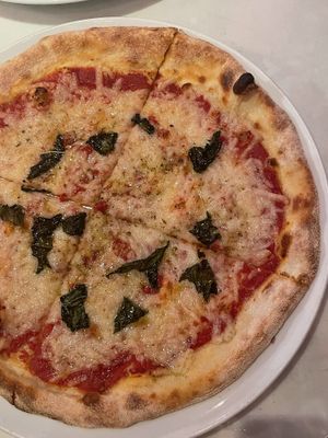 Una pizza alcanza para dos personas, el queso que usan es Daiya, está delicioso!  at Flour & Barley in Las Vegas