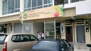 Shop front facing an open field, last row of shophouse.. at Jing Ming Yuan 净名园 in Kota Tinggi