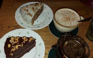 Vegan chocoladetaart en carrot cake met thee en chai at Blackbird in Bruges